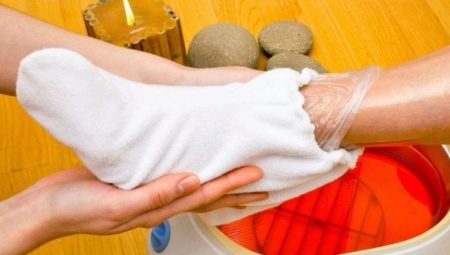 Exfoliating mask para sa mga binti: ano ang kapaki-pakinabang at kung paano gawin ito?