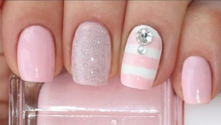 Maputla pink manicure: romance at pagkapino