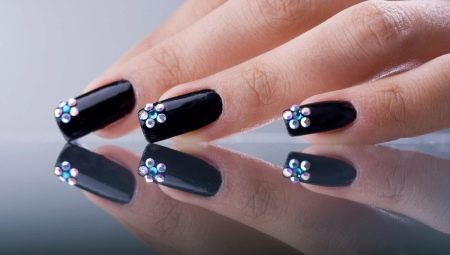 Black manicure na may rhinestones - katalinuhan at mystical misteryo