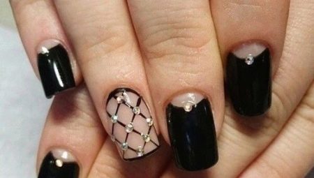 Thiết kế móng tay màu đen và màu be