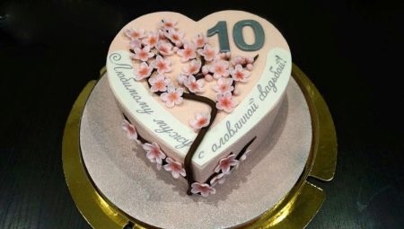 วิธีการเลือกและจัดเค้กเป็นเวลา 10 ปีของการแต่งงาน?