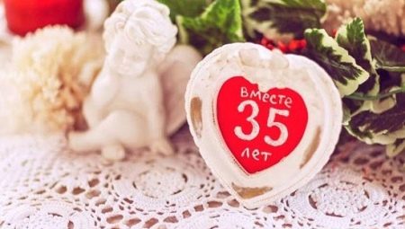 วันครบรอบแต่งงานใน 35 ปีชื่ออะไรและนำเสนอให้กับอะไร?