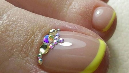 Maganda pedicure pranses na may rhinestones