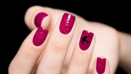 Crimson manicure: mga tampok at mga pagpipilian sa disenyo