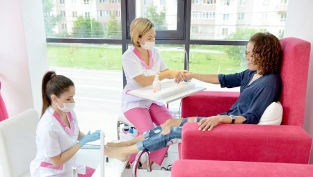 Các tính năng và sự tinh tế của móng tay và móng chân trong 4 tay
