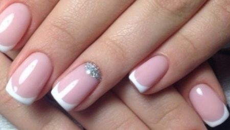Disenyo ng mga ideya ang magiliw na manikyur sa mga sparkle