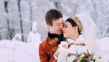 คุณสมบัติของการออกแบบและงานแต่งงานในสไตล์รัสเซีย