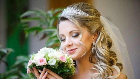 Mga hairstyles sa kasal na may diadem: mga pagpipilian sa estilo para sa pagdiriwang at kung paano gagawin ang mga ito