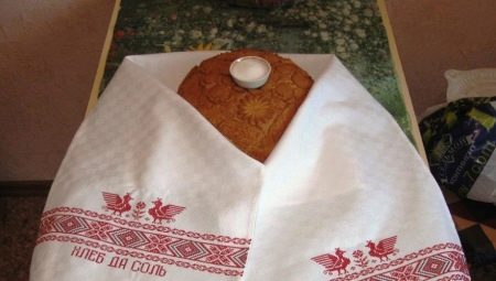 Choosing towel for wedding loaf