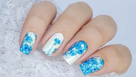 การทำเล็บที่สดใสและผิดปกติด้วย cornflowers