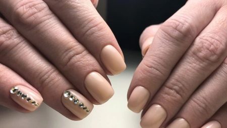 Sơn móng tay đẹp trong bóng màu nude