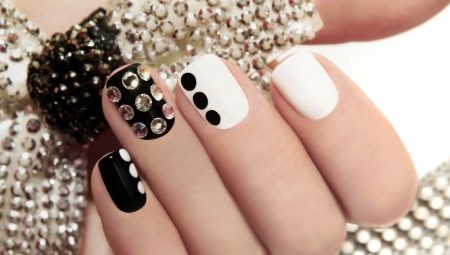 Làm móng tay với kim cương giả cho móng tay ngắn