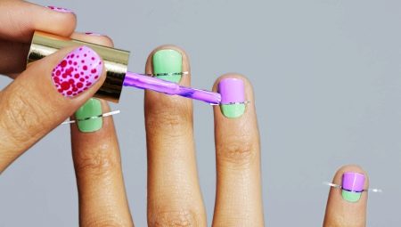 Manicure features with stripes for short nails