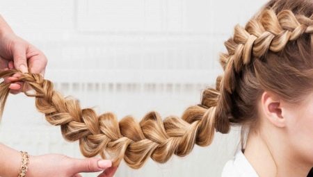 Làm thế nào để dệt hai bím tóc Pháp và biến chúng thành một kiểu tóc?