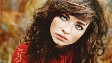 Làm thế nào để tạo kiểu tóc mái nếu bạn có mái tóc xoăn?