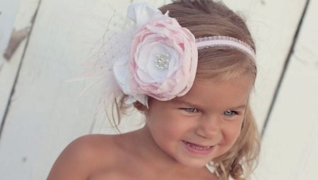 Hairstyles na may isang rim para sa mga batang babae: mga ideya at mga tip para sa kanilang pagpapatupad