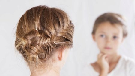 Một loạt các bím tóc cho các cô gái có mái tóc dài