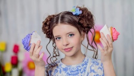 Pagpili ng isang hairstyle para sa isang holiday para sa mga batang babae