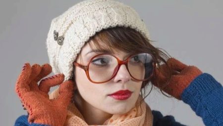 Làm thế nào để đội mũ với tóc mái?