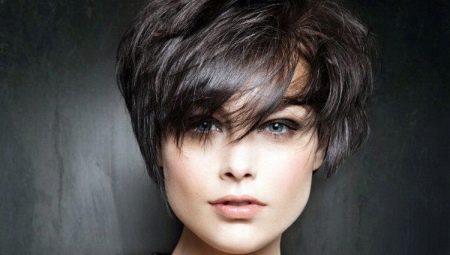 Maikling babae haircuts walang estilo: mga tampok, mga kalamangan at kahinaan, payo sa pagpili