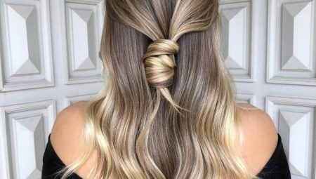 Nagtatampok ng mahabang blond hair