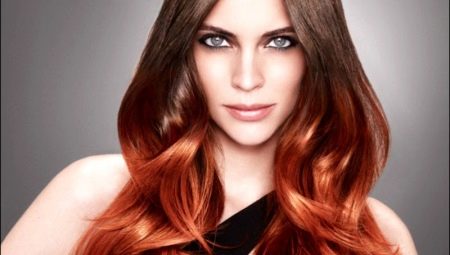 Red ombre sa madilim at kulay ginto na buhok ng iba't ibang haba