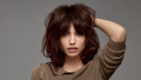 Mga haircuts para sa makapal na buhok ng daluyan haba
