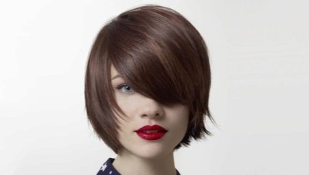 Cắt tóc với tóc mái xiên trên tóc trung bình