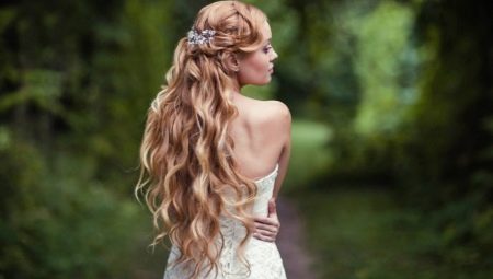 Hairstyles na may dumadaloy na buhok