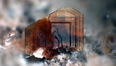 Biotite: nó có tính chất gì khác nhau và làm thế nào một viên đá có thể được sử dụng?