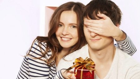 Tặng gì cho một chàng trai cho một năm quan hệ?