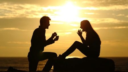 Làm thế nào ban đầu để trao nhẫn cho một cô gái?
