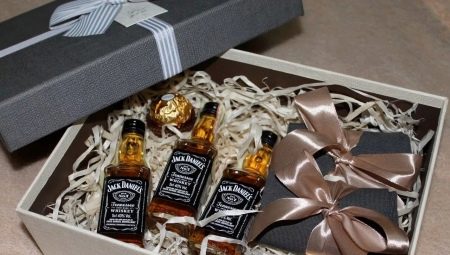 Orihinal na mga kahon na may mga regalo