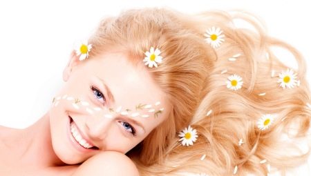 Lightening ng buhok ng chamomile: mga tampok, mga recipe, pamamaraang hakbang-hakbang