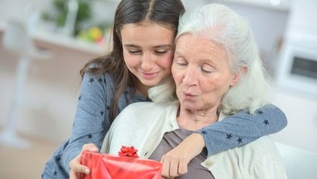 Quà tặng cho bà ngoại trong 80 năm: những ý tưởng và đề xuất tốt nhất để lựa chọn