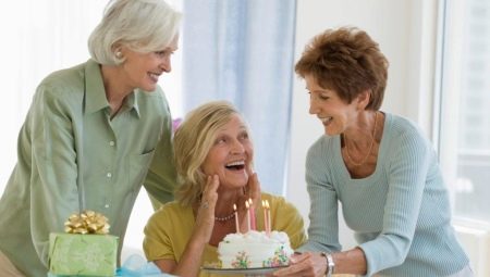 Quà tặng cho mẹ 60 năm: những lựa chọn và lời khuyên tốt nhất về việc lựa chọn