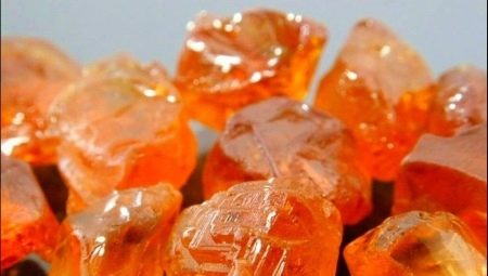Spessartin: tính chất và mô tả của khoáng sản
