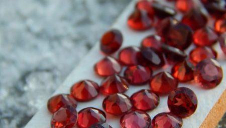 Các loại pyrope và các tính năng của tác động của nó đối với con người