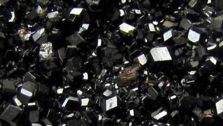 Black Garnet: Thuộc tính, Mô tả và Ứng dụng
