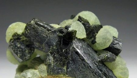Epidote: mga katangian, katangian at paggamit ng bato