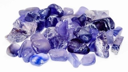 Iolite: คำอธิบายความหมายและคุณสมบัติของหิน
