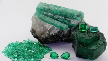 Làm thế nào để phân biệt ngọc lục bảo tự nhiên với nhân tạo?