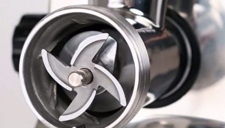 Làm thế nào để đặt một con dao trong một máy xay thịt?