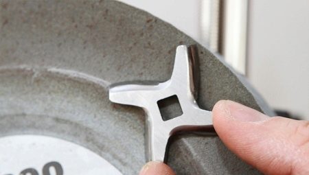 Làm thế nào để mài dao cho một máy xay thịt?