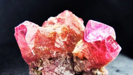 Corundum: nó là gì, giống, tính chất và phạm vi
