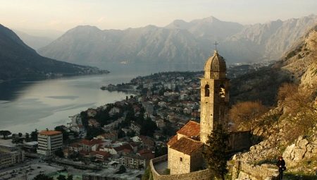 Nagtatampok ng libangan sa lungsod ng Kotor sa Montenegro
