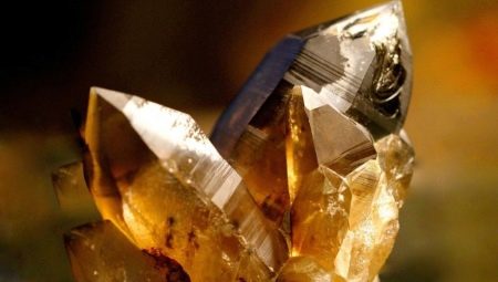 Rauchtopaz: mô tả, tính chất và phạm vi