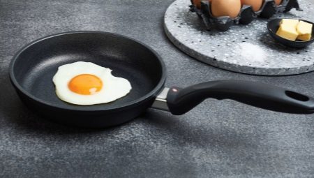 Các loại và lựa chọn chảo cho trứng chiên