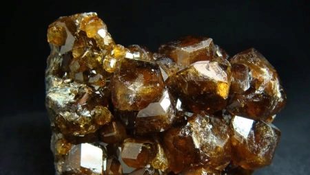 Các loại đá nâu và tính năng của ứng dụng của chúng