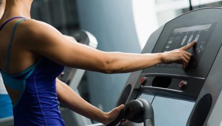 Làm thế nào để bật máy chạy bộ trong phòng tập thể dục và điều chỉnh nó?